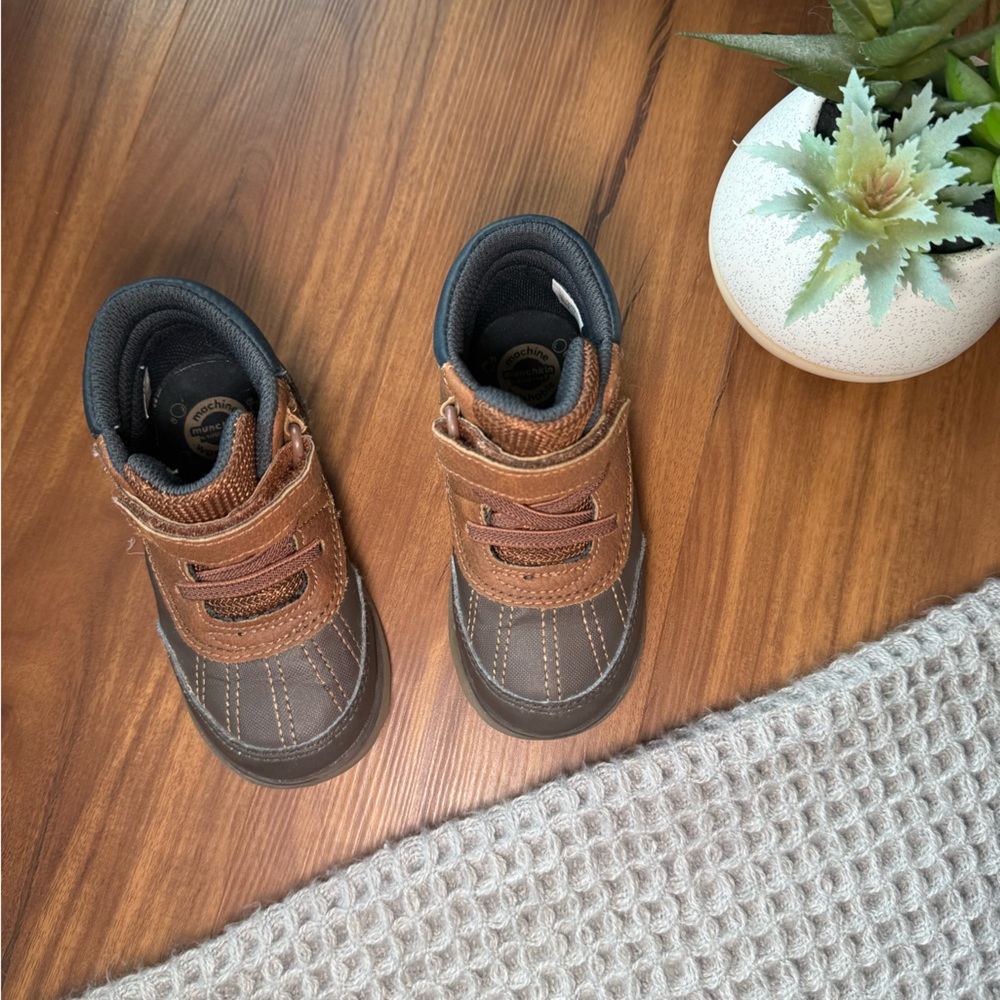 Munchkin by Stride Rite | Harry Two-Tone Velcro Toddler Boots | Brown | 7M